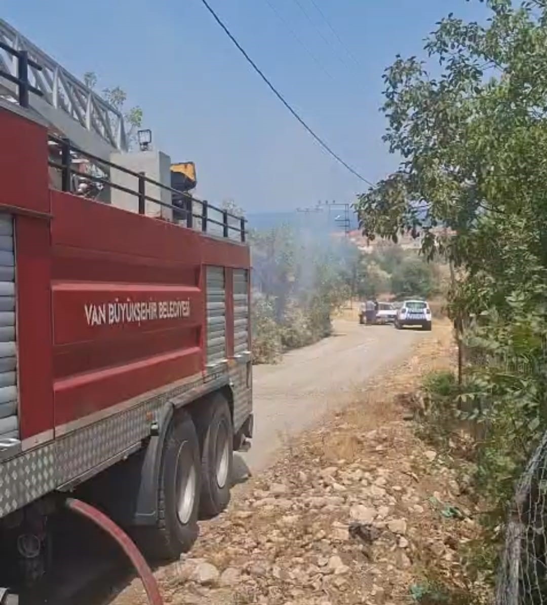 Gevaş&rsquo;ta bah&ccedil;e yangını korkuttu
