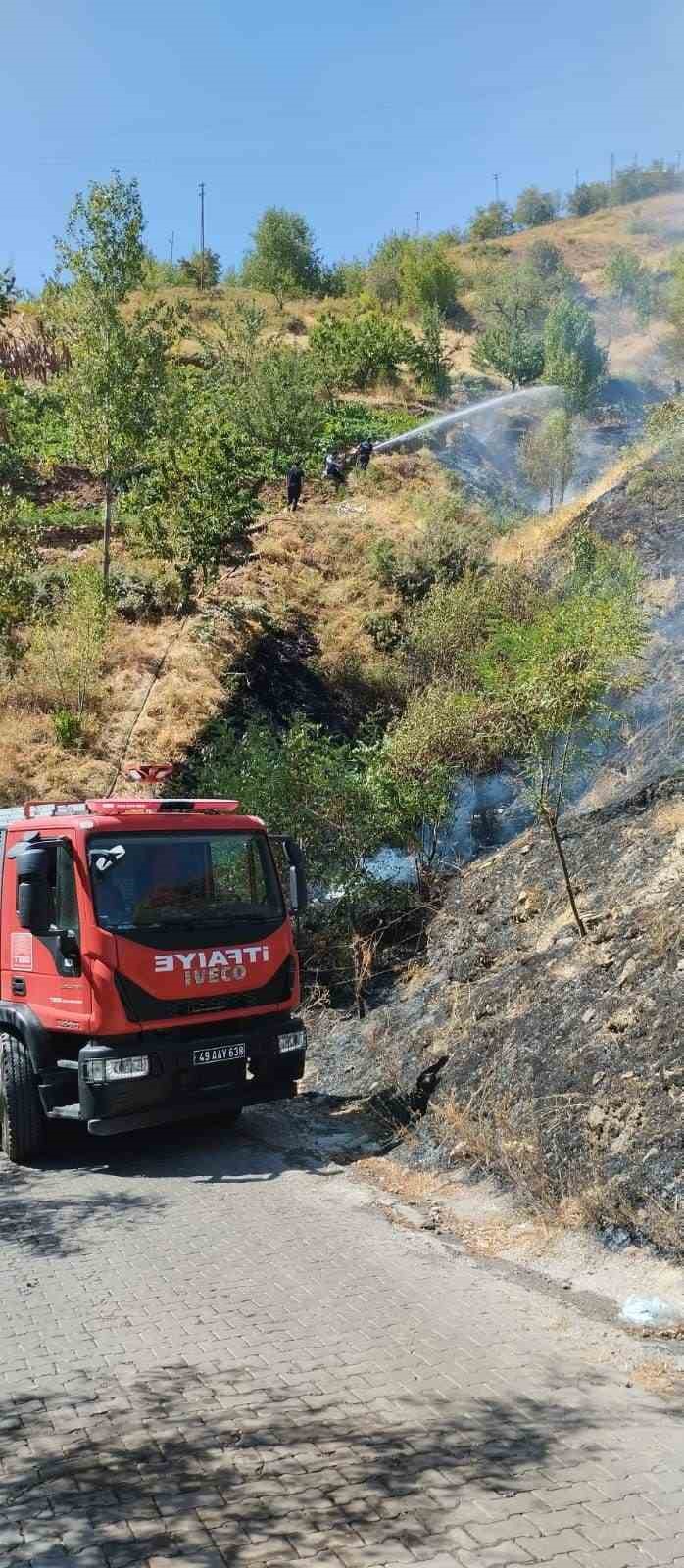 Kale bağlarında &ccedil;ıkan yangını korkuttu
