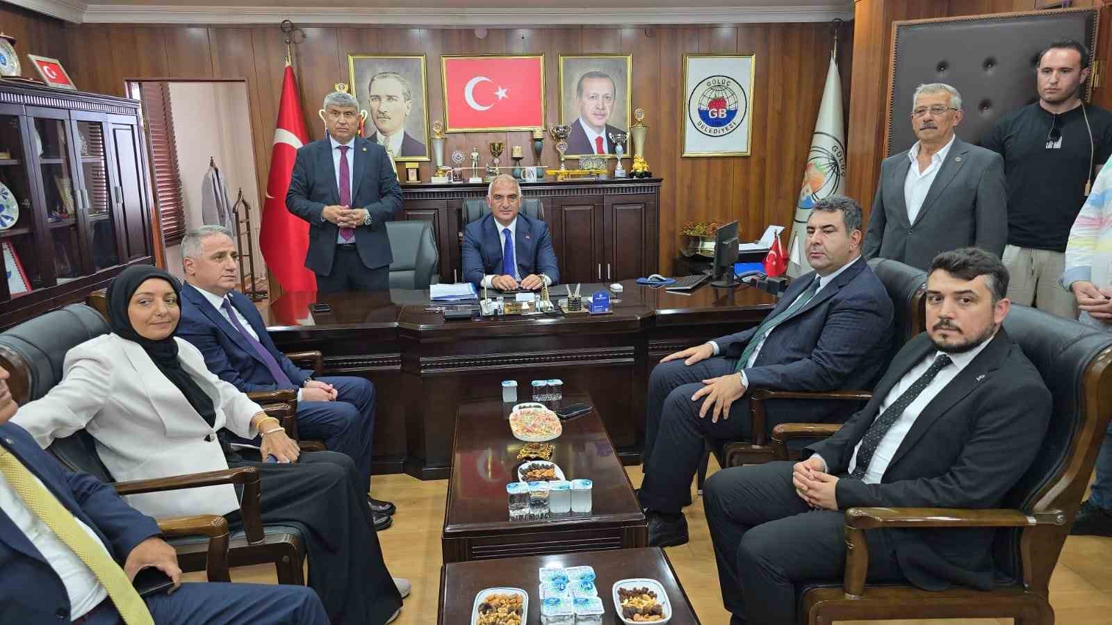 K&uuml;lt&uuml;r ve Turizm Bakanı Ersoy, G&uuml;l&uuml;&ccedil;&rsquo;te temaslarda bulundu
