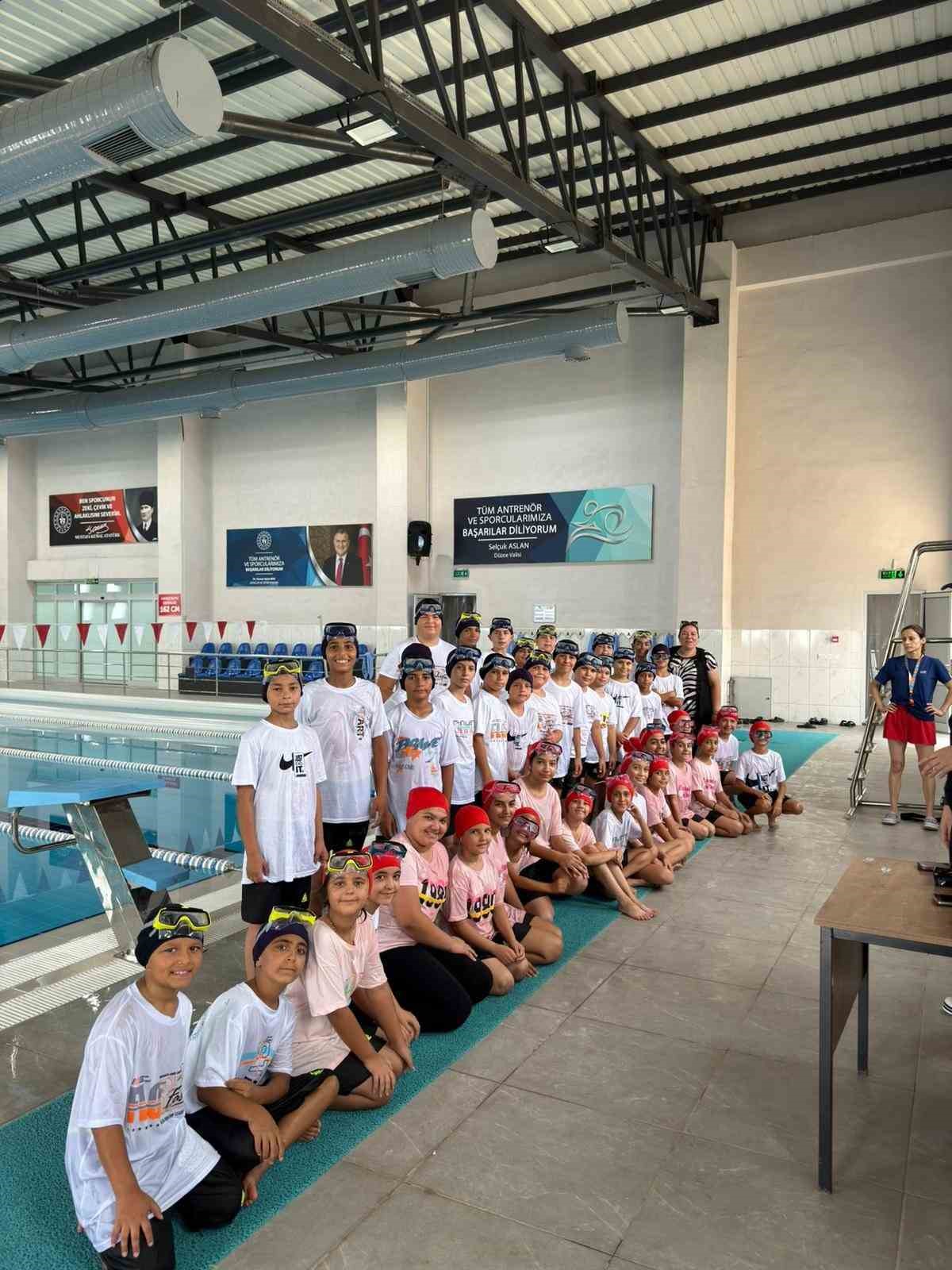 &Ccedil;ocuklara y&uuml;zme eğitimi
