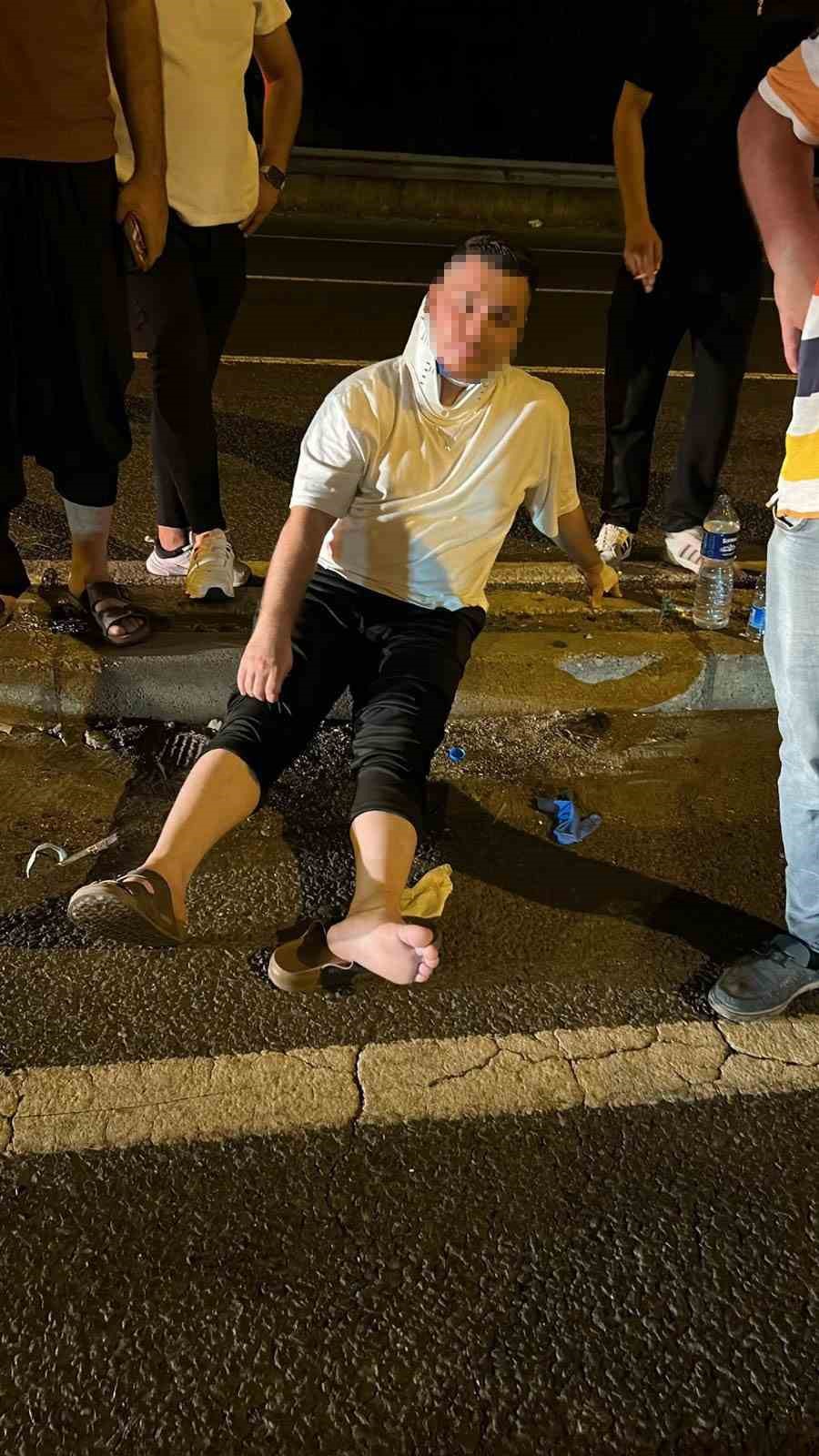 Kırmızı ışıkta ge&ccedil;en otomobil, araca &ccedil;arptı: 5 yaralı
