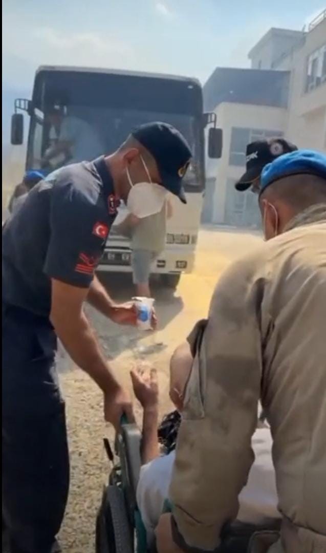 Çanakkale’de orman yangını büyüyor, yaşlı bakım merkezi tahliye ediliyor