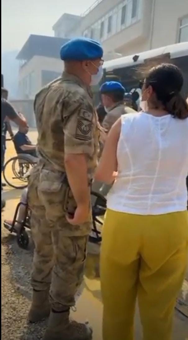 &Ccedil;anakkale&rsquo;de orman yangını b&uuml;y&uuml;yor, yaşlı bakım merkezi tahliye ediliyor
