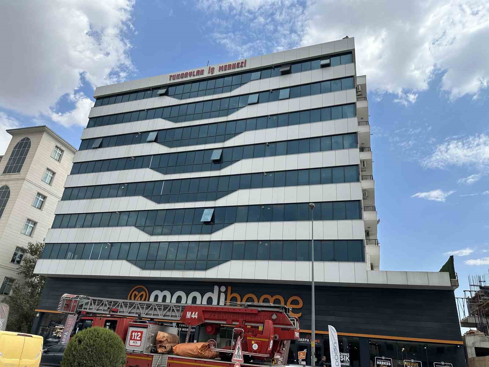 Binanın tepesinden atlamak isteyen şahıs ikna edilerek indirildi