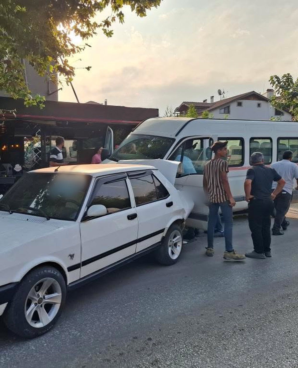 Direksiyon başında fenalaşan yaşlı adam otomobile çarptı: 1 ölü