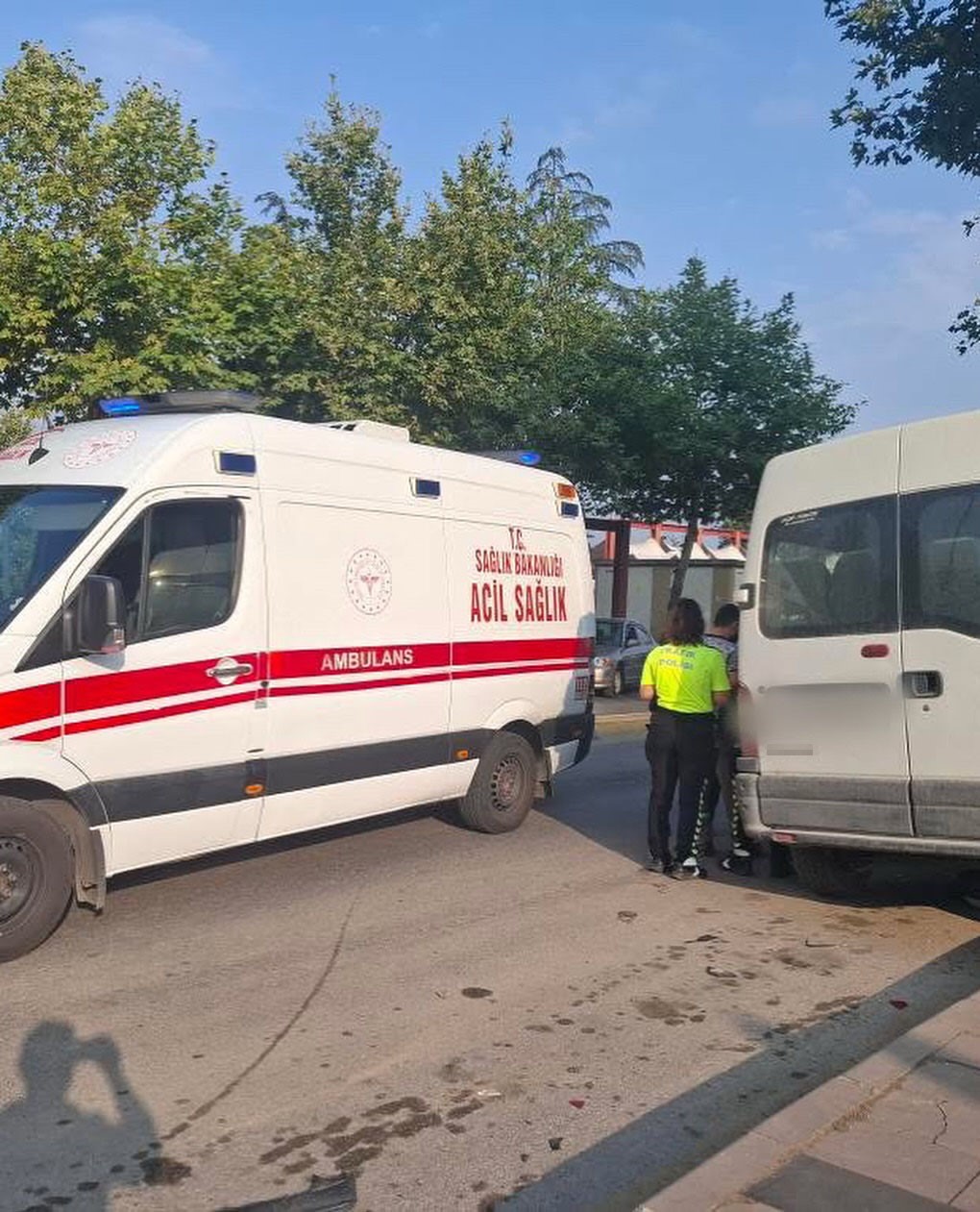 Direksiyon başında fenalaşan yaşlı adam otomobile &ccedil;arptı: 1 &ouml;l&uuml;
