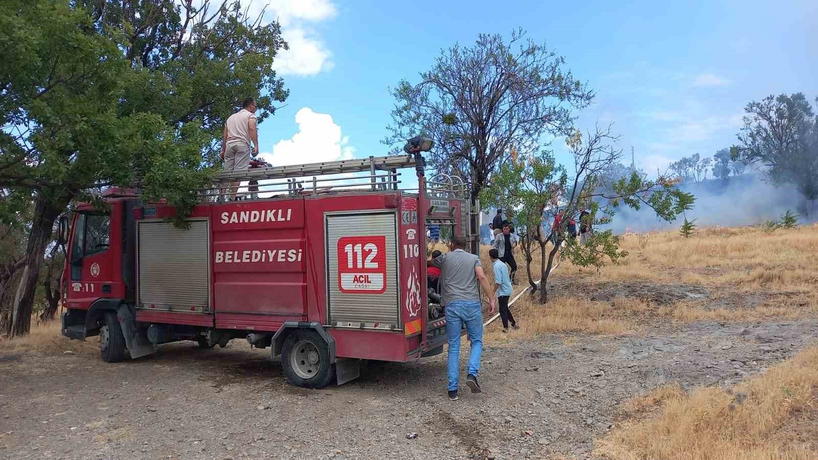 Sandıklı’da çıkan ot yangını paniğe neden oldu