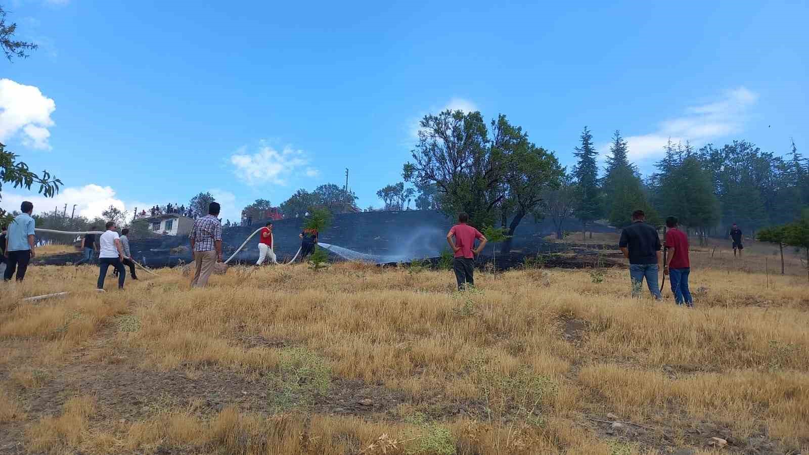 Sandıklı&rsquo;da &ccedil;ıkan ot yangını paniğe neden oldu

