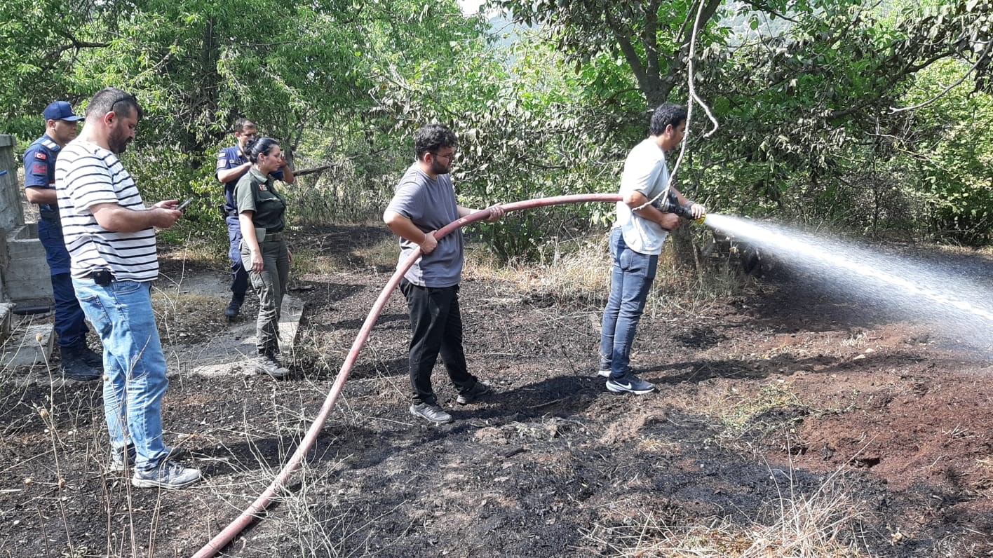 Bolu’da facianın eşiğinden dönüldü: Tarlada çıkan yangın, eve ve ormana sıçramadan söndürüldü