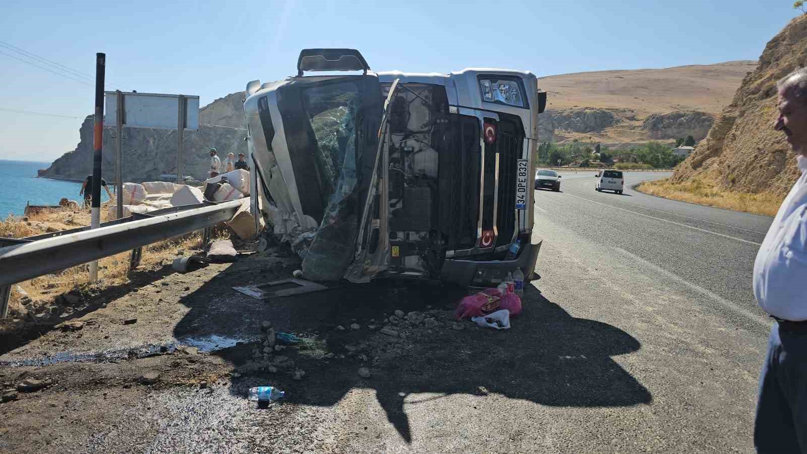 Adilcevaz’da saman yüklü tır devrildi: 2 kişi yaralandı