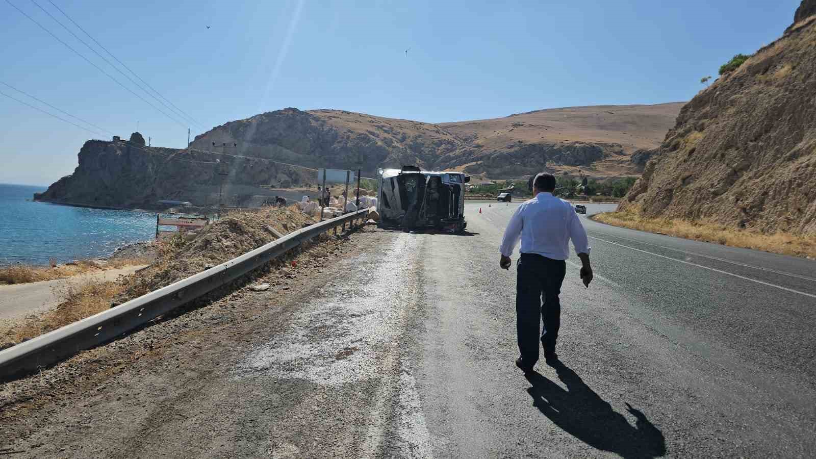 Adilcevaz&rsquo;da saman y&uuml;kl&uuml; tır devrildi: 2 kişi yaralandı
