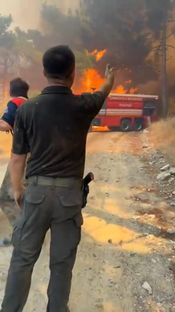 &Ccedil;anakkale&rsquo;de yanan itfaiye aracı hurdaya d&ouml;nd&uuml;
