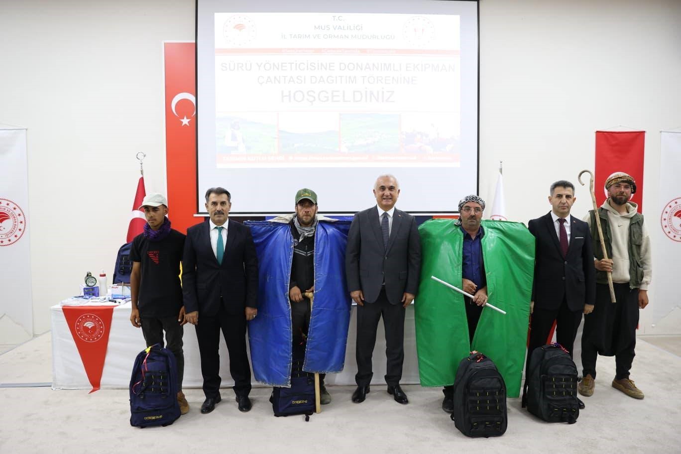 Muş’ta 400 çobana donanımlı ekipman çantası dağıtıldı