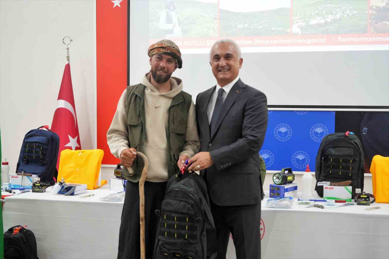 Muş’ta 400 çobana donanımlı ekipman çantası dağıtıldı
