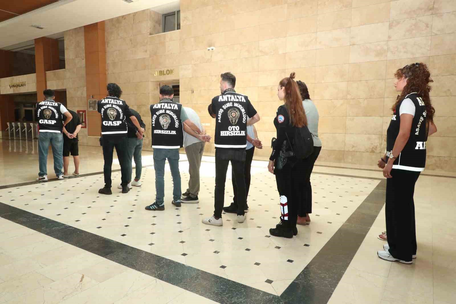 Antalya’da 6 Milyon TL’lik yağma ve alıkoyma olayında 6 şüpheli tutuklandı