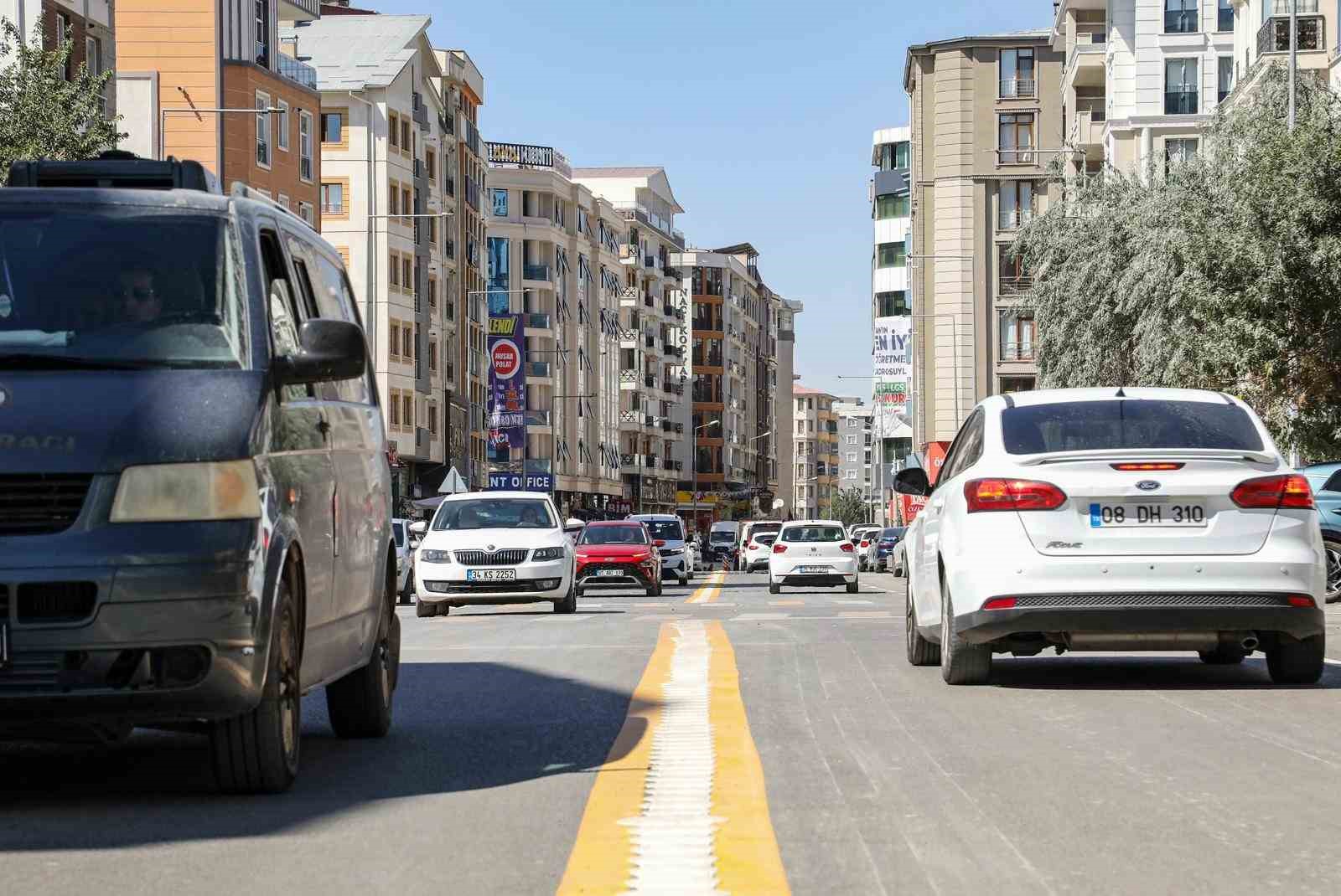 Eski Cezaevi Caddesi yeni g&ouml;r&uuml;n&uuml;m&uuml;yle trafiğe a&ccedil;ıldı
