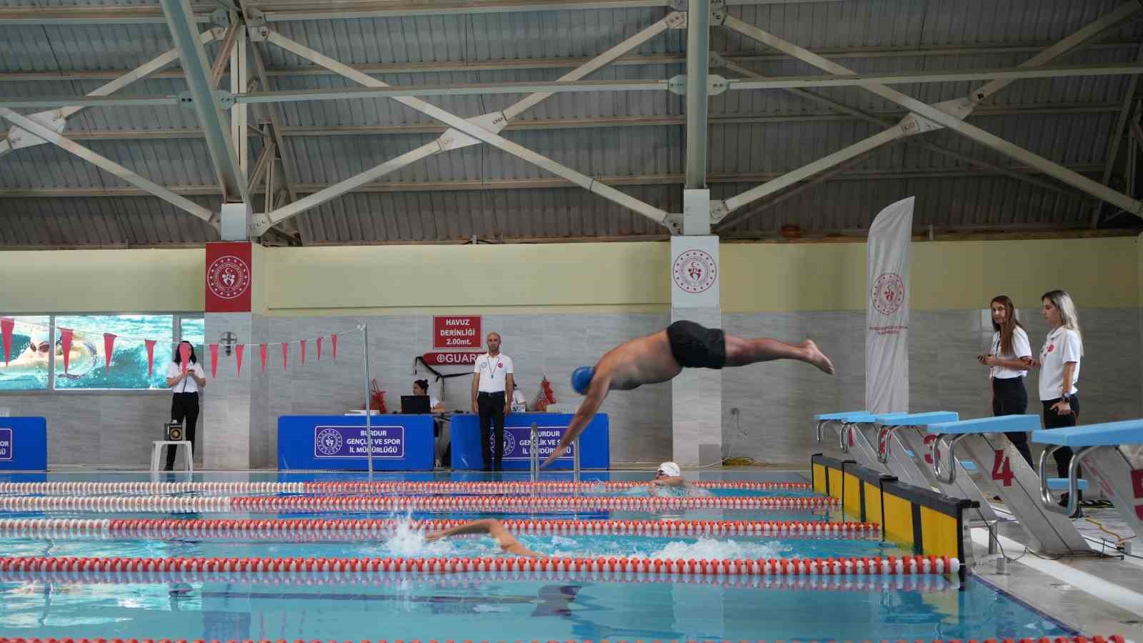 Yüzme bilmeyen kalmasın projesi çerçevesinde kamu personelleri kozlarını havuzda paylaştı