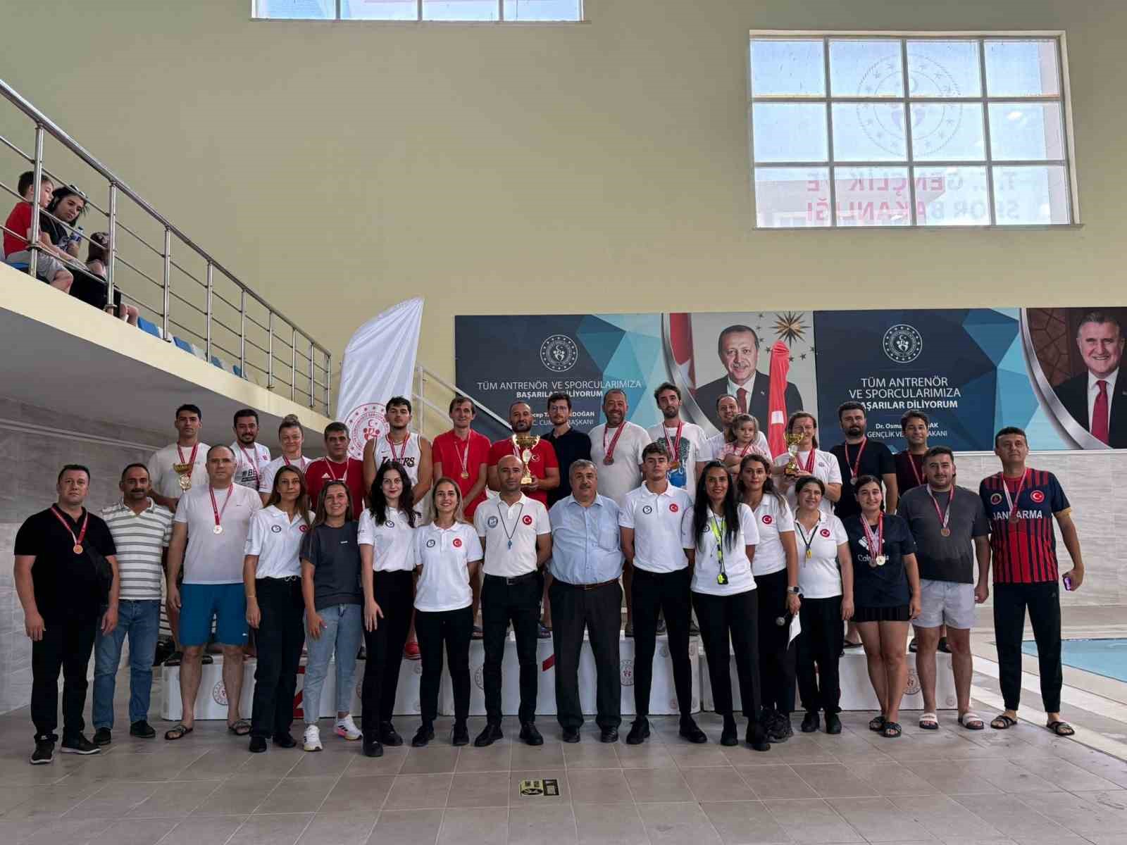 Yüzme bilmeyen kalmasın projesi çerçevesinde kamu personelleri kozlarını havuzda paylaştı