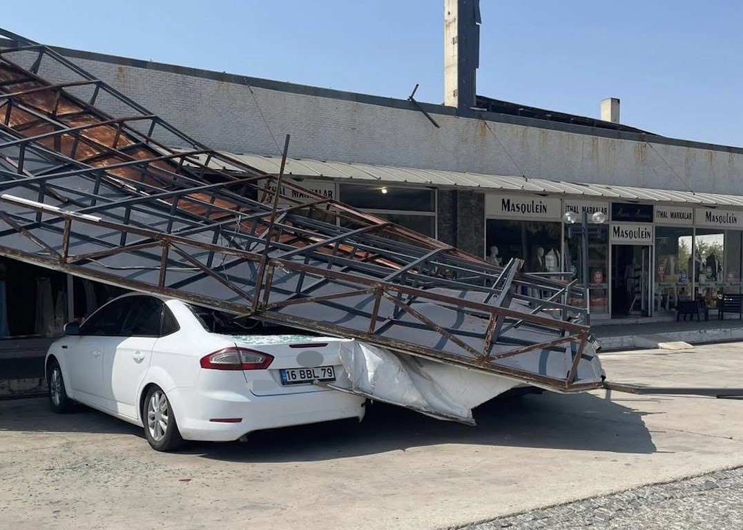 Susurluk’ta park halindeki araçların üzerine tabela devrildi