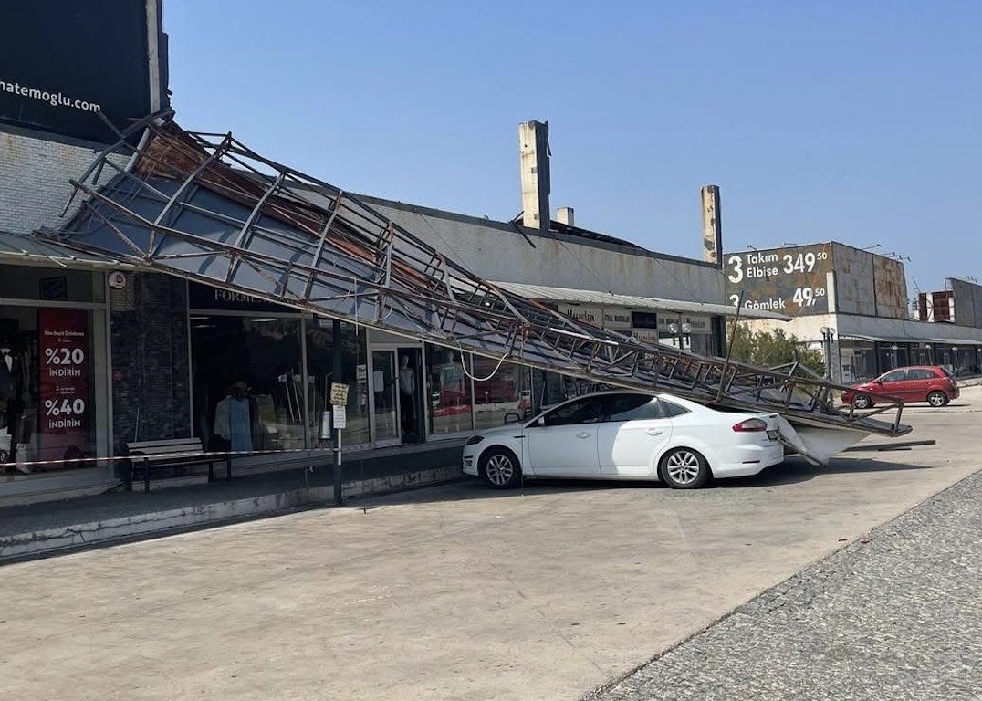 Susurluk&rsquo;ta park halindeki ara&ccedil;ların &uuml;zerine tabela devrildi
