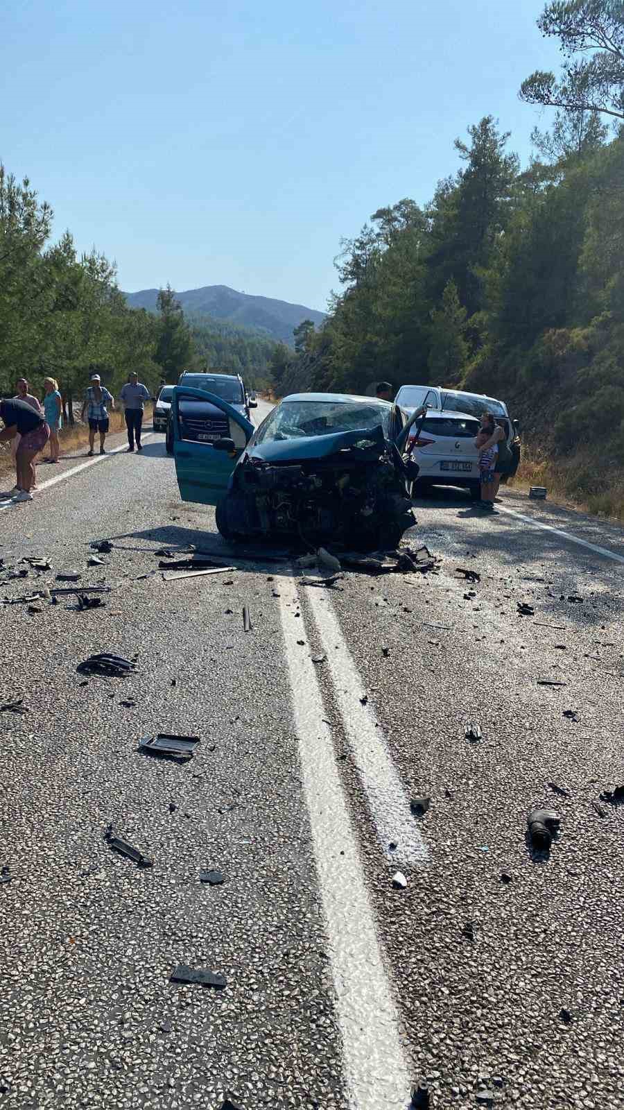 Marmaris-Dat&ccedil;a yolunda kafa kafaya &ccedil;arpışma: 5 yaralı
