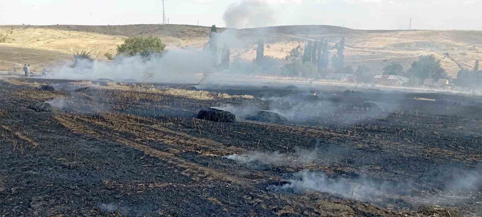 Balya makinesinden çıkan kıvılcım 10 dönüm araziyi kül etti