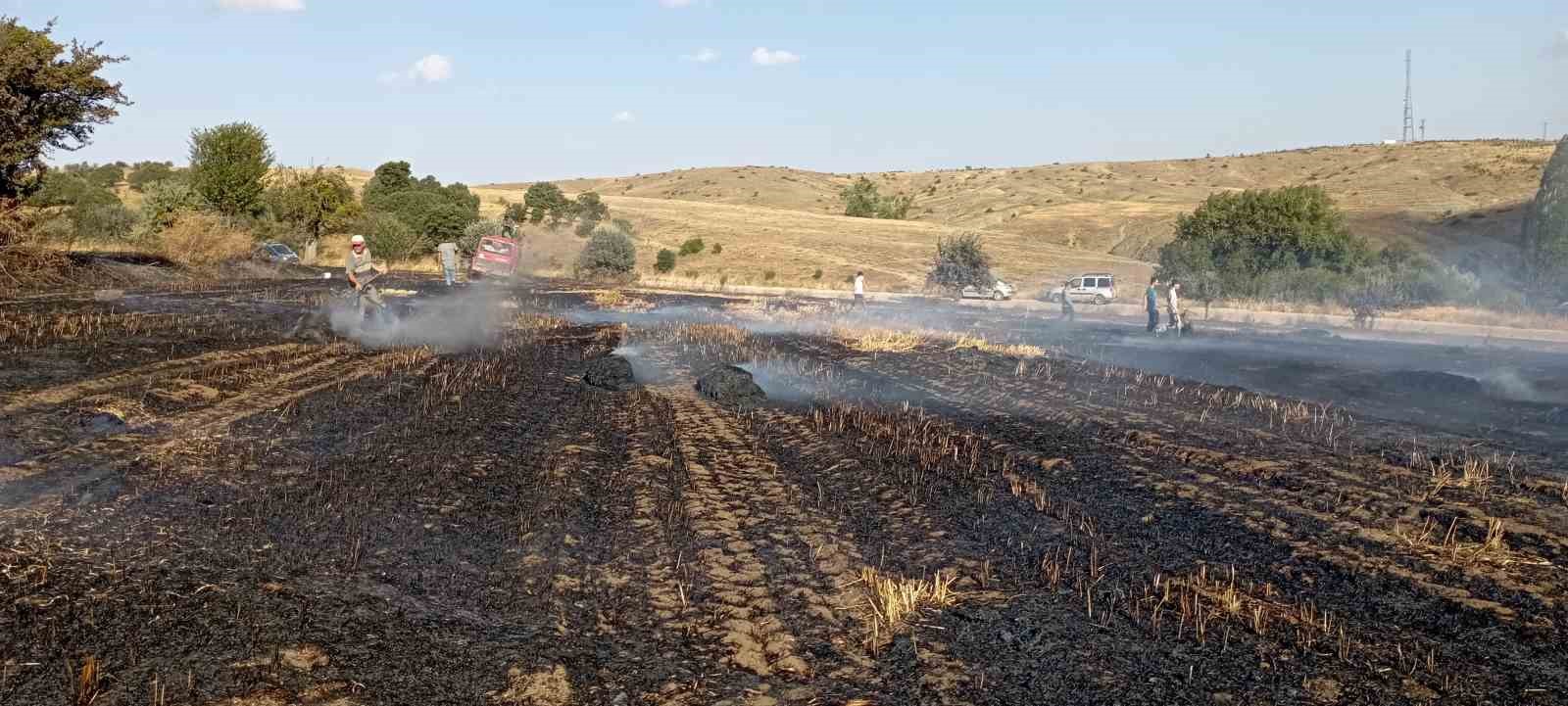 Balya makinesinden çıkan kıvılcım 10 dönüm araziyi kül etti