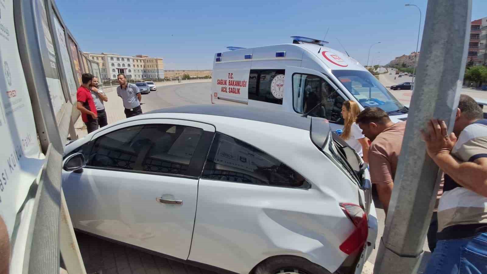 Karaman&rsquo;da kontrolden &ccedil;ıkan otomobil aydınlatma direğine &ccedil;arptı
