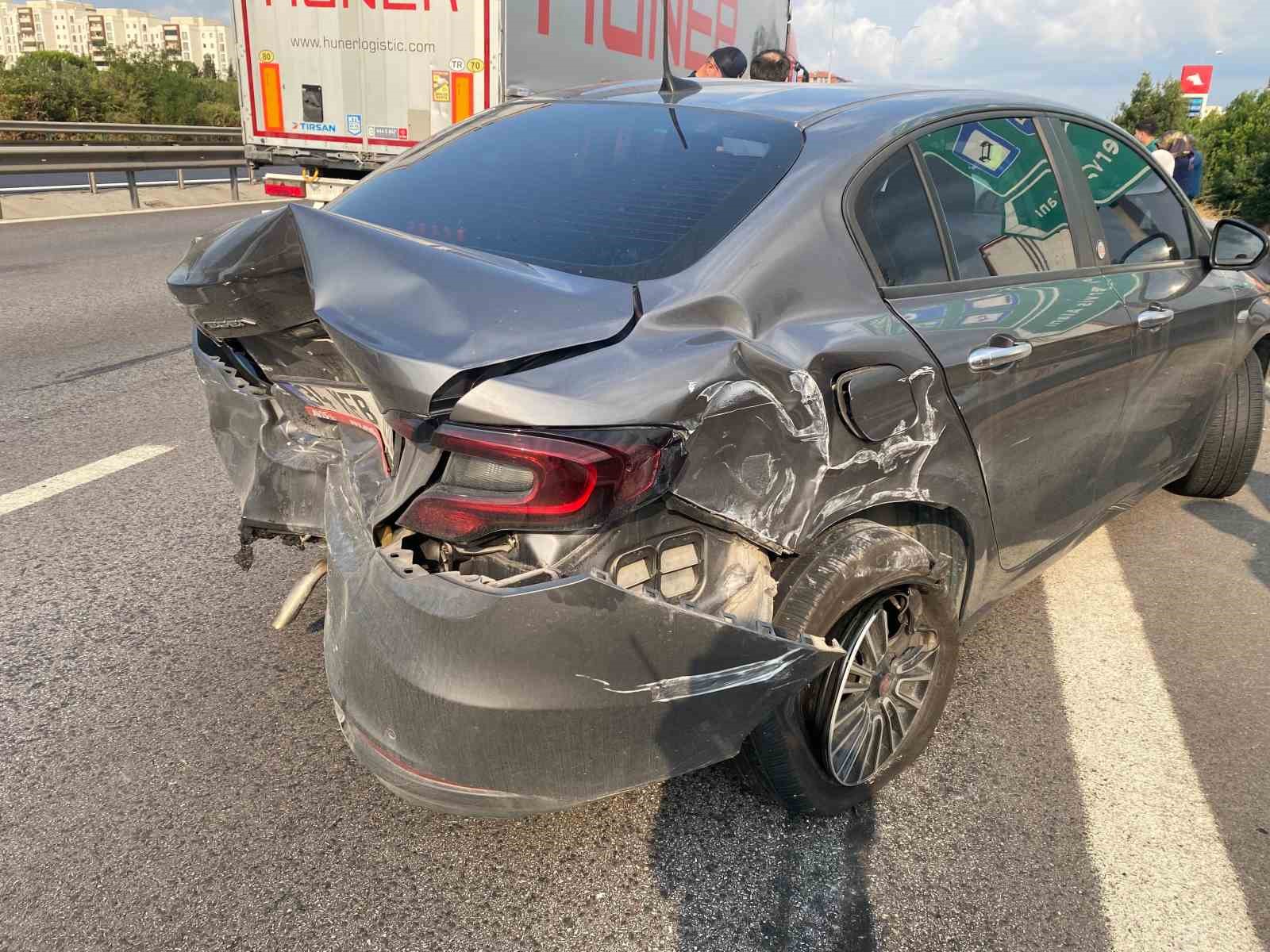 Kocaeli TEM Otoyolu’nda 4 araçlı zincirleme kaza