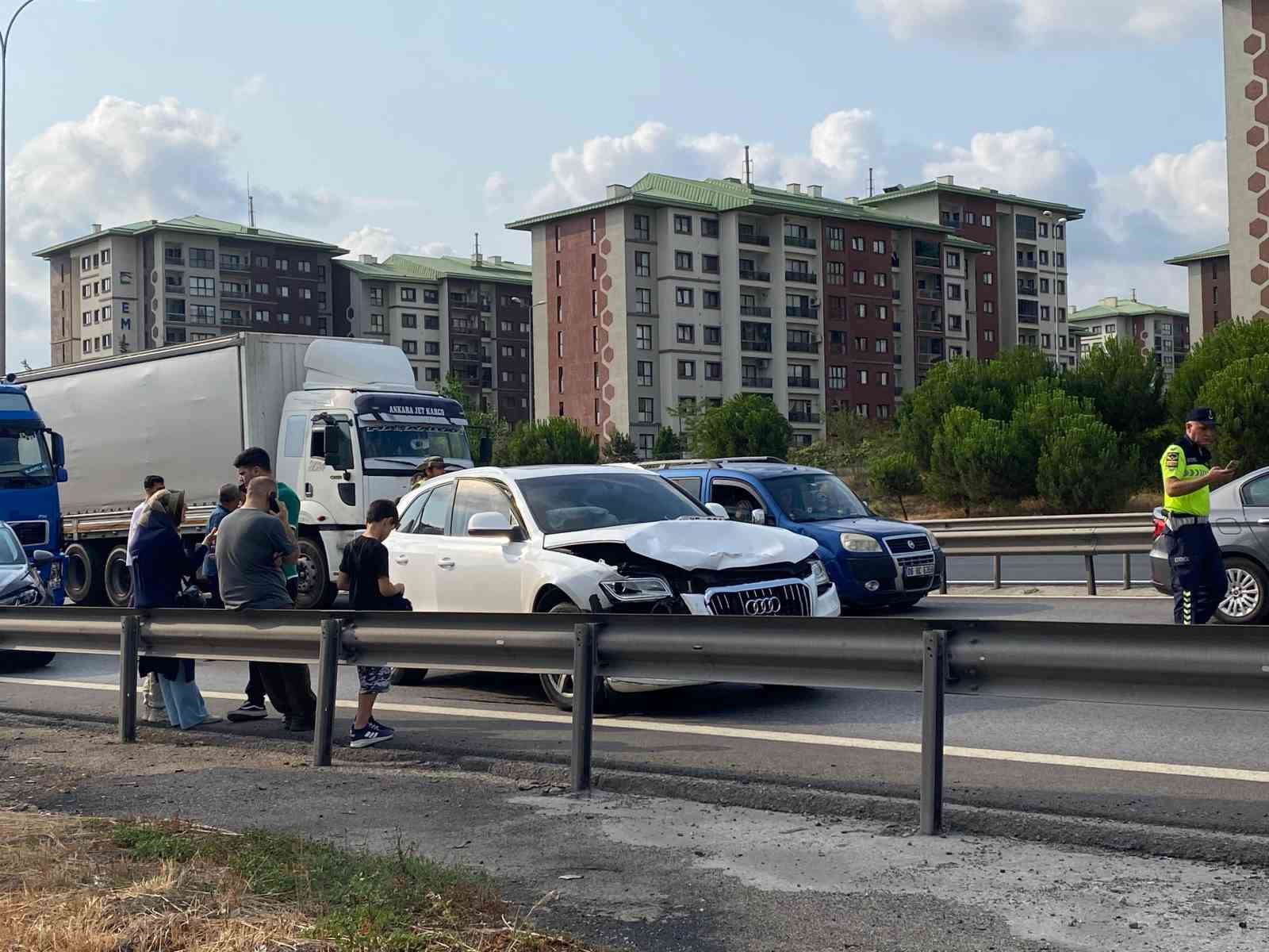 Kocaeli TEM Otoyolu&rsquo;nda 4 ara&ccedil;lı zincirleme kaza
