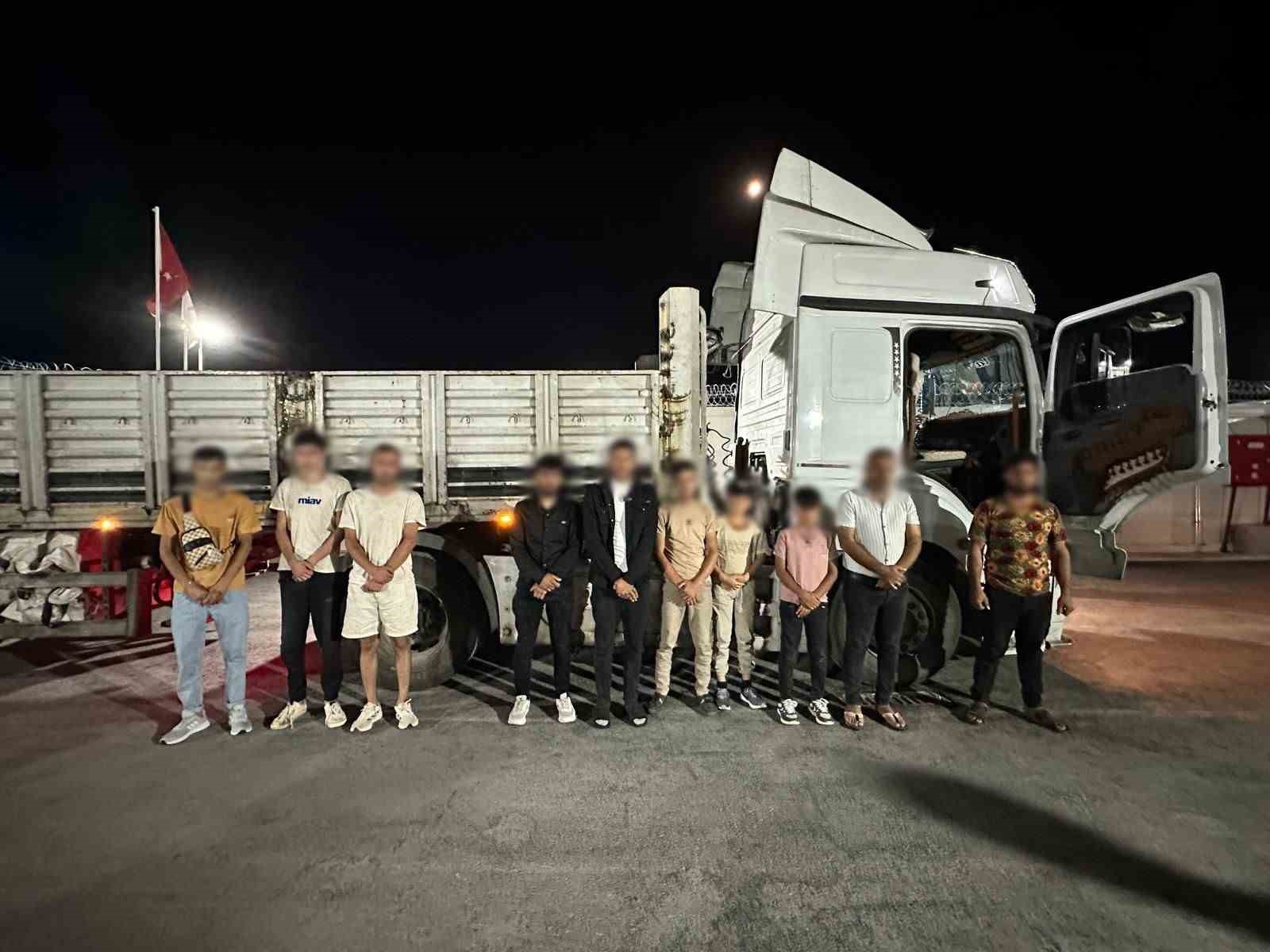 Tırdan 9 düzensiz göçmen ve 1,5 milyonluk kaçak elektronik sigara çıktı