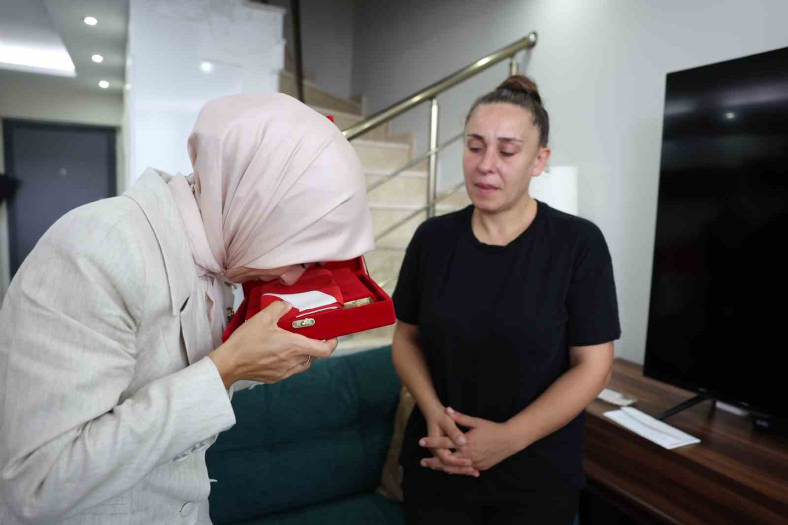 Bakan G&ouml;ktaş, Cumhurbaşkanı Erdoğan&rsquo;ın "Ter&ouml;rs&uuml;z T&uuml;rkiye" mektubunu Yalova&rsquo;da şehit ailesine ulaştırdı
