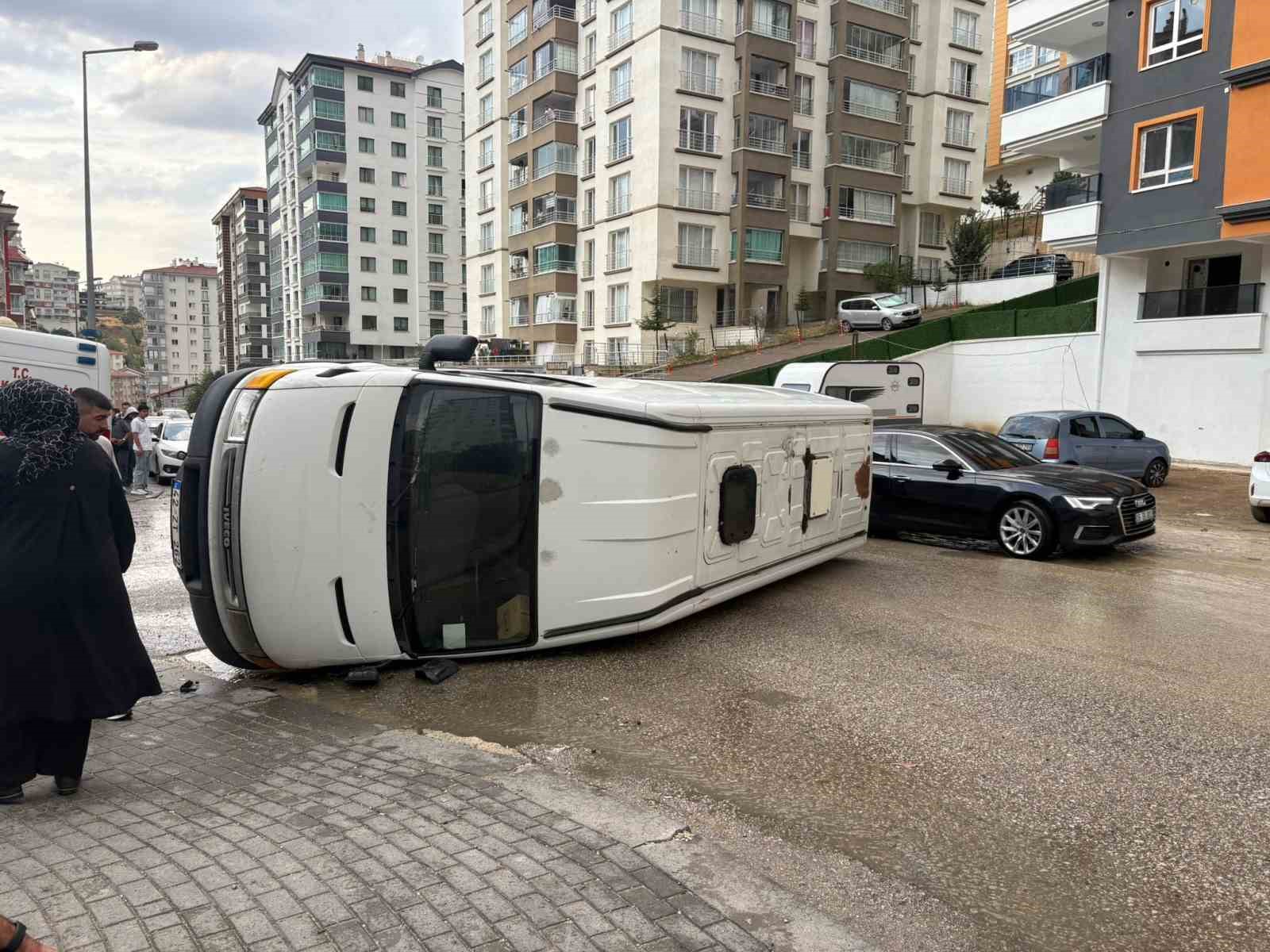 Ankara’da minibüs yol kenarına devrildi