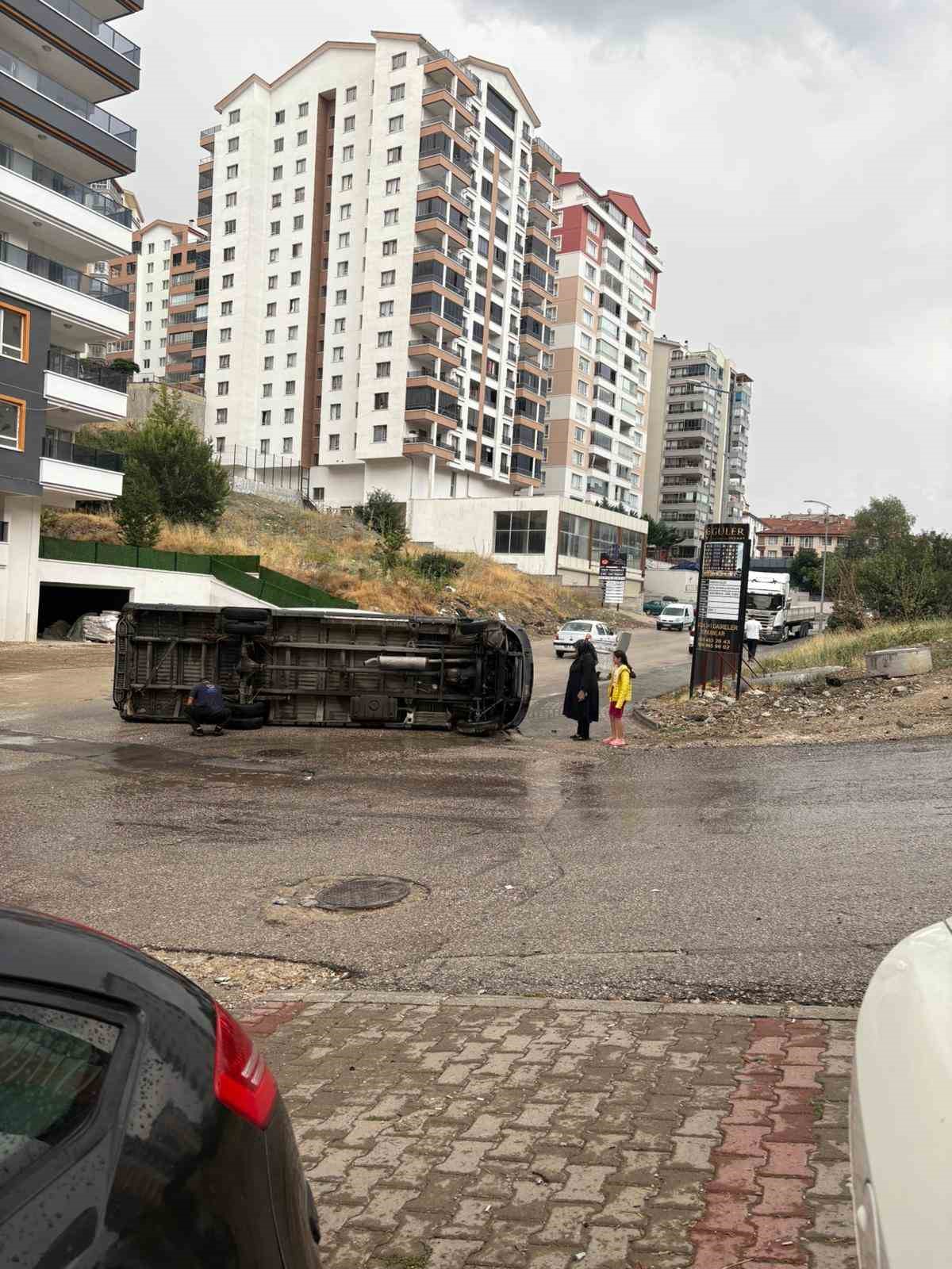 Ankara&rsquo;da minib&uuml;s yol kenarına devrildi
