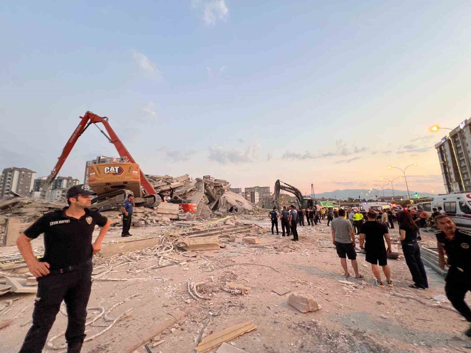 Kahramanmaraş’ta bina yıkımı sırasında iş makinası operatörü göçük altında kaldı