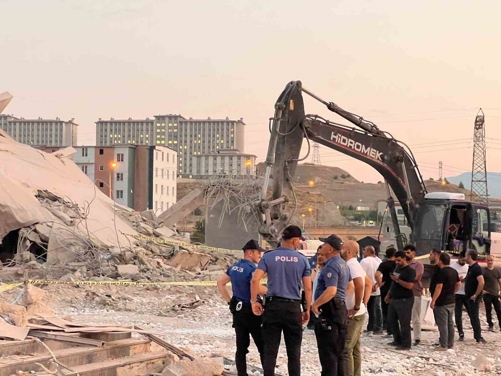 Kahramanmaraş&rsquo;ta bina yıkımı sırasında iş makinası operat&ouml;r&uuml; g&ouml;&ccedil;&uuml;k altında kaldı
