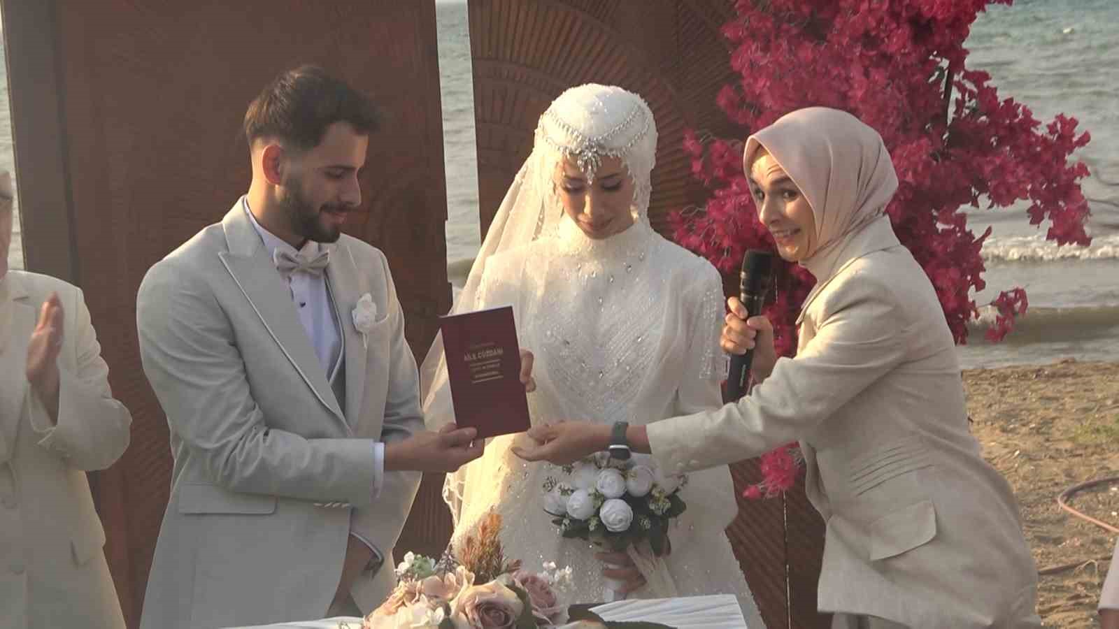 Bakan Göktaş, Yalova’da nikah şahitliği yaptı