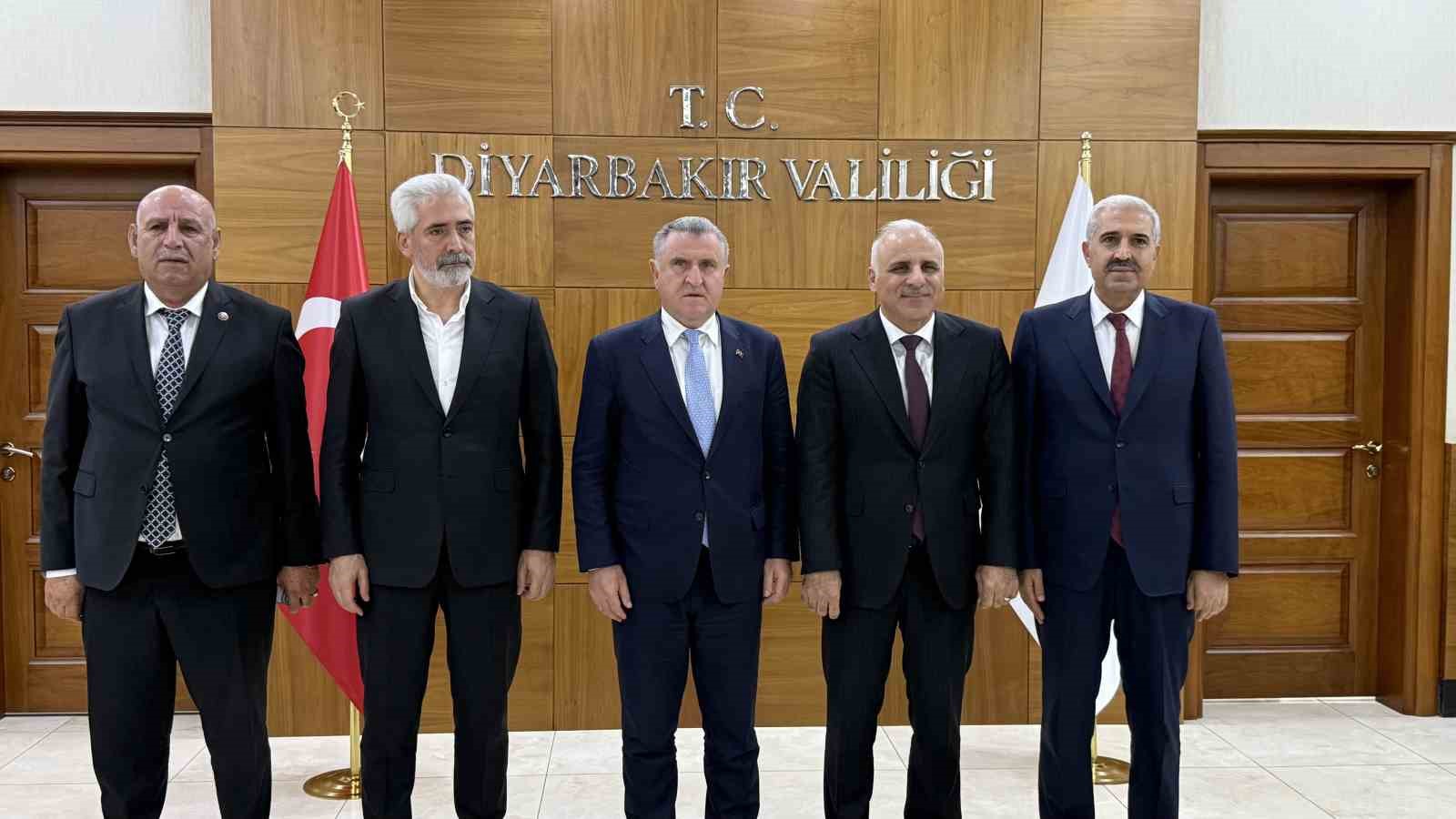 Gençlik ve Spor Bakanı Bak, Diyarbakır Valiliğini ziyaret etti