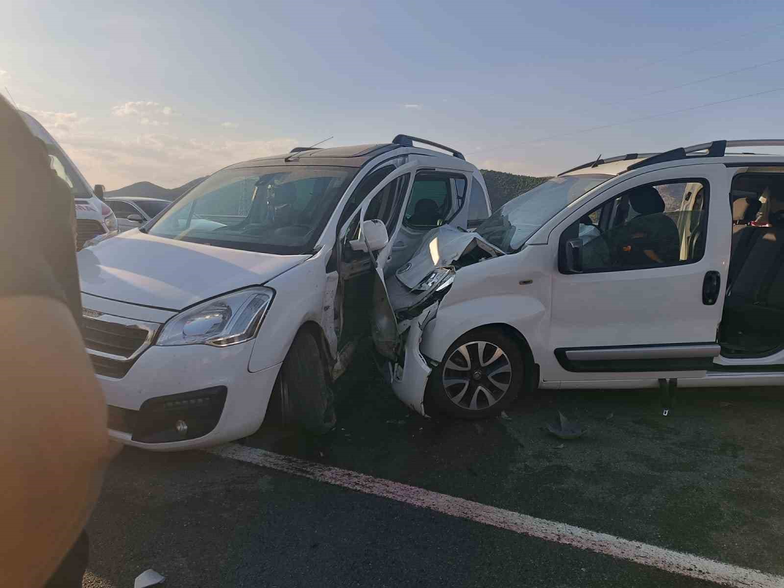 Bingöl’de iki hafif ticari araç çarpıştı: 11 yaralı