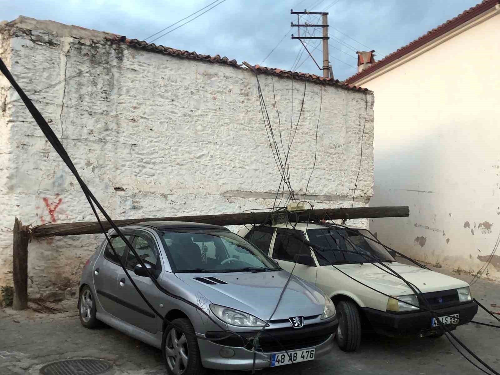 Ahşap direk ara&ccedil;ların &uuml;zerine devrildi
