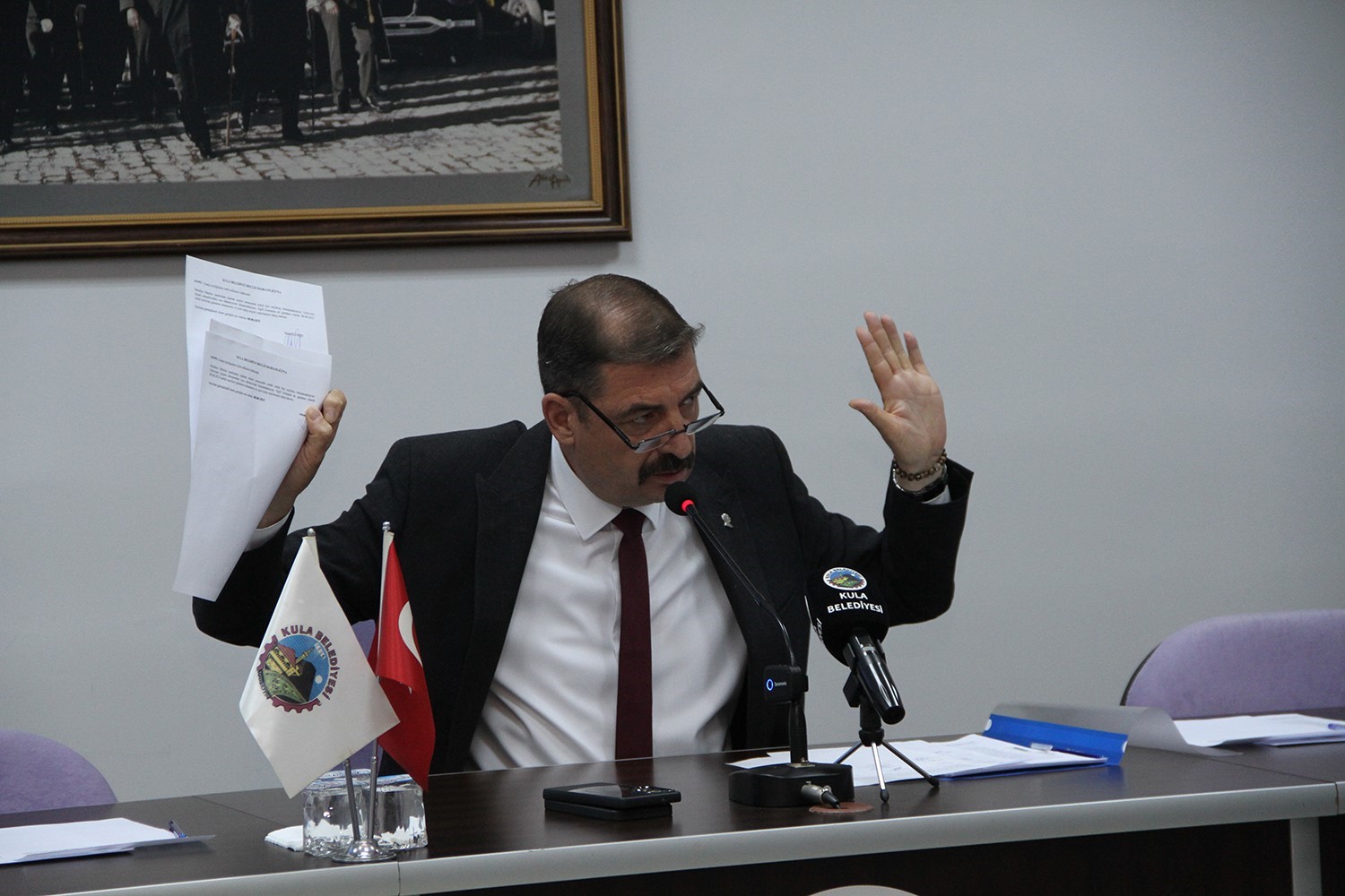 Kula Belediyesinde CHP&rsquo;li katip &uuml;yelerden toplu istifa
