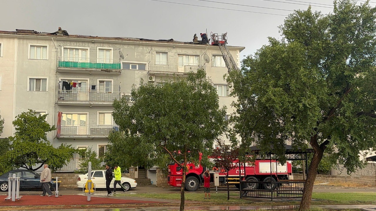 Erzincan&rsquo;da sağanak ve fırtına hayatı fel&ccedil; etti
