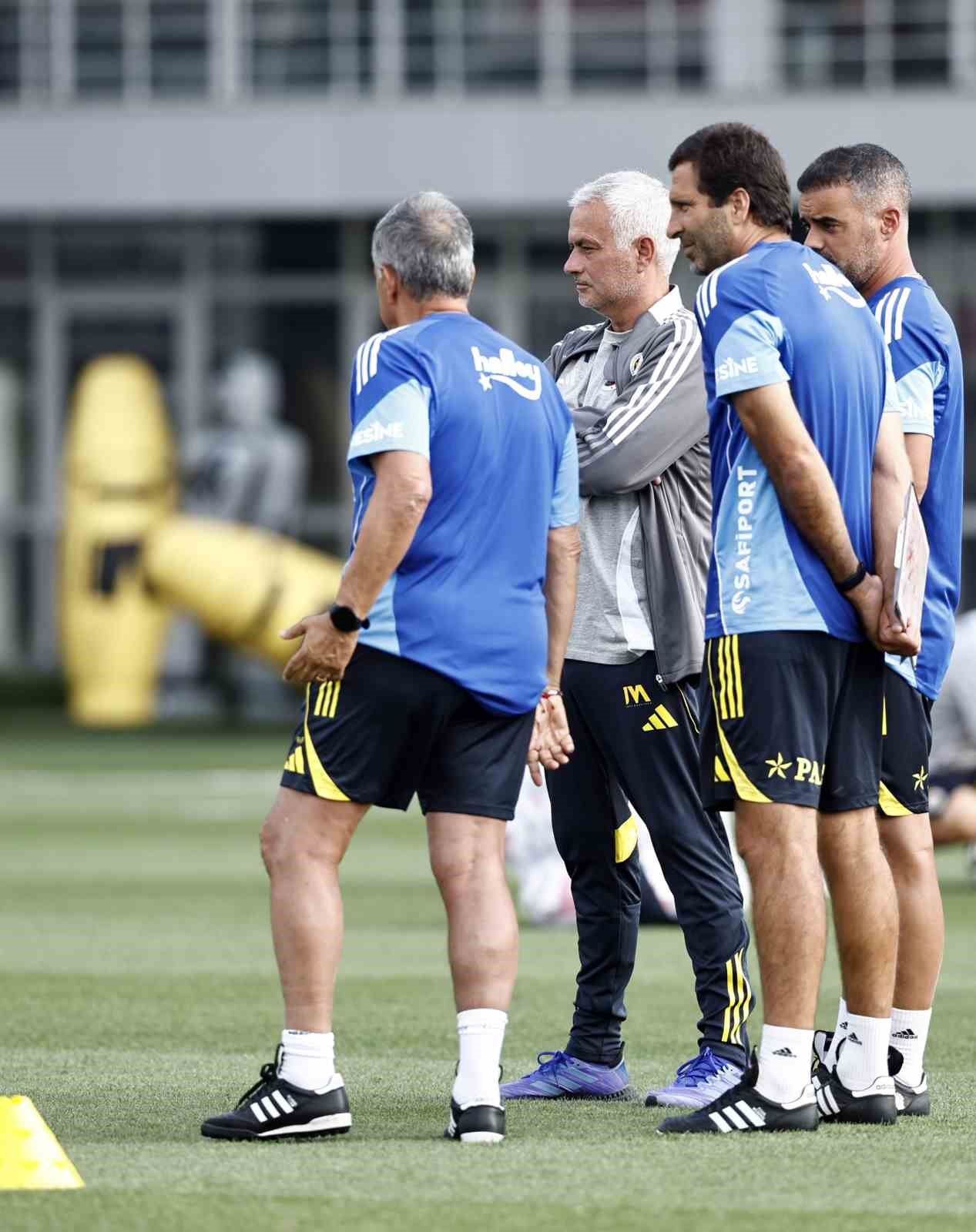 Fenerbah&ccedil;e, Feyenoord ma&ccedil;ı hazırlıklarına ara vermeden başladı
