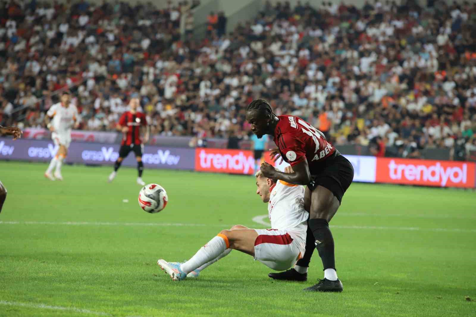 Trendyol Süper Lig: Gaziantep FK: 0 - Galatasaray: 3 (İlk yarı)
