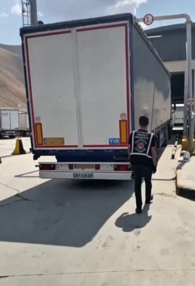 Yüksekova’da tırda 65 kilo uyuşturucu ele geçirildi
