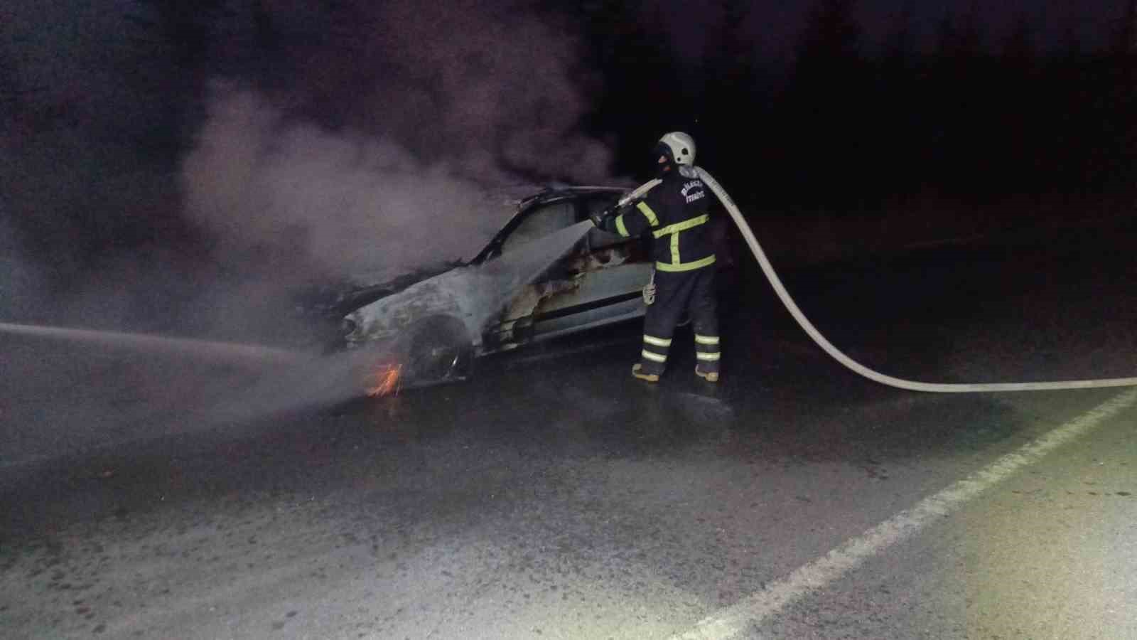 Seyir halindeyken alev alan otomobil k&uuml;le d&ouml;nd&uuml;
