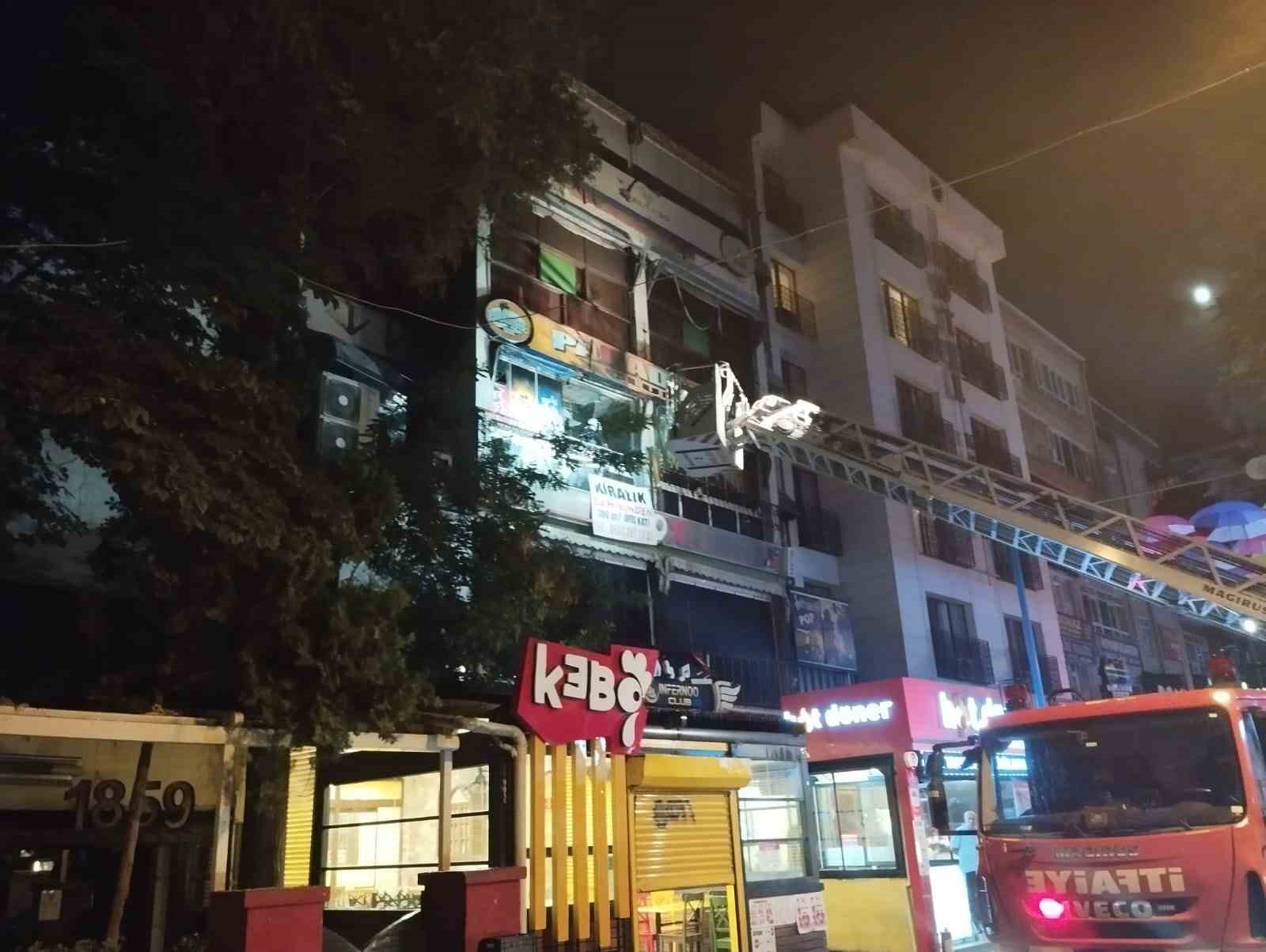 Ankara&rsquo;da 4 katlı binada yangın &ccedil;ıktı
