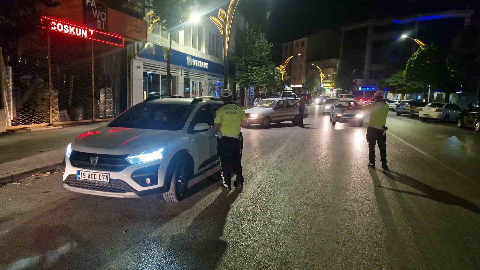 Trafik kurallarına uymayan s&uuml;r&uuml;c&uuml;lere 52 bin TL ceza
