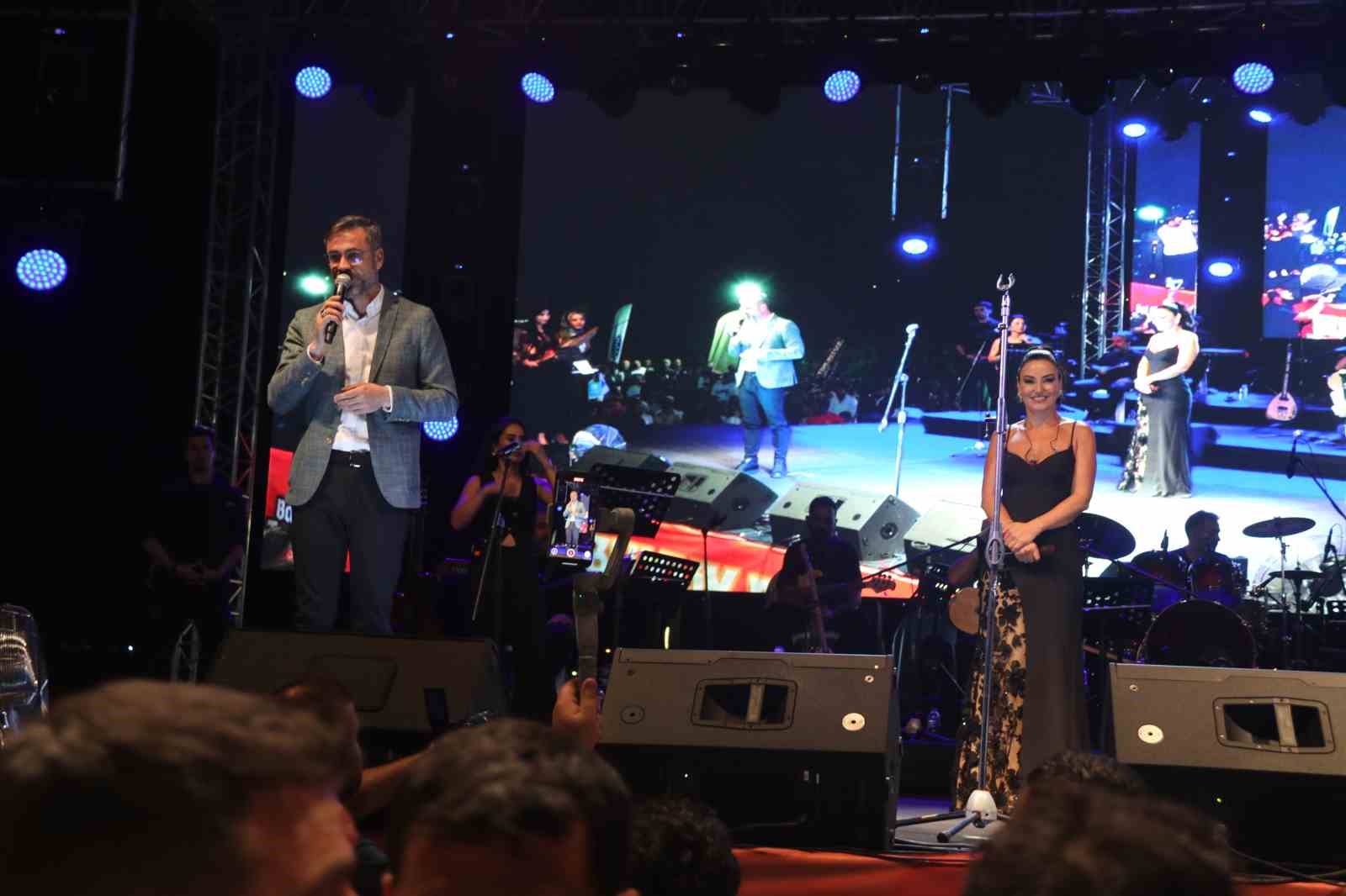 Ünlü sanatçı Sevcan Orhan Bitlislileri coşturdu