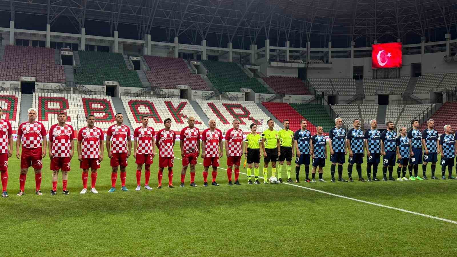 Diyarbakır’da "Gösteri Maçı"nda sahaya çıkan Bakan Bak’tan "Terörsüz Türkiye" vurgusu